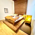 Amber Pearl 2 And 2 Bathrooms At Kalvin Square *